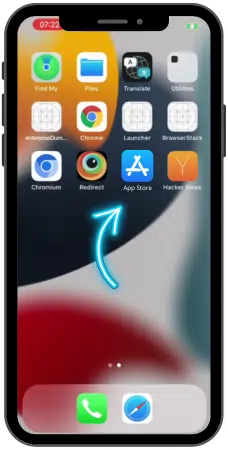 Schermata di un iPhone che mostra l'icona blu dell'App Store con una freccia che indica dove toccare per aprirla.