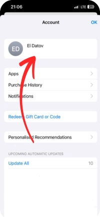 Schermata account iPhone con nome utente evidenziato da una freccia rossa